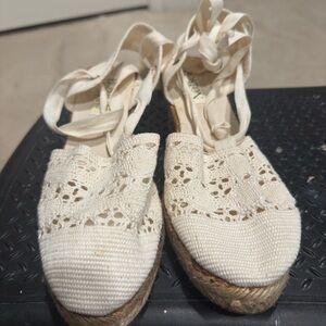 Elegant Lace-Up Cream Espadrilles NWOB